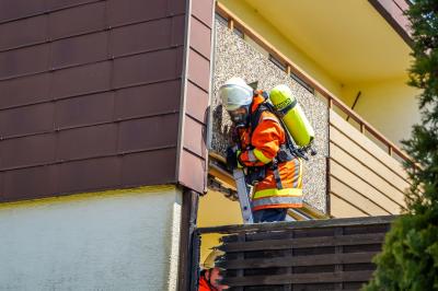 Steinheim a.d.M.: Feuerwehreinsatz am Vatertag - Holzwand geht beim Grillen in Flammen auf
